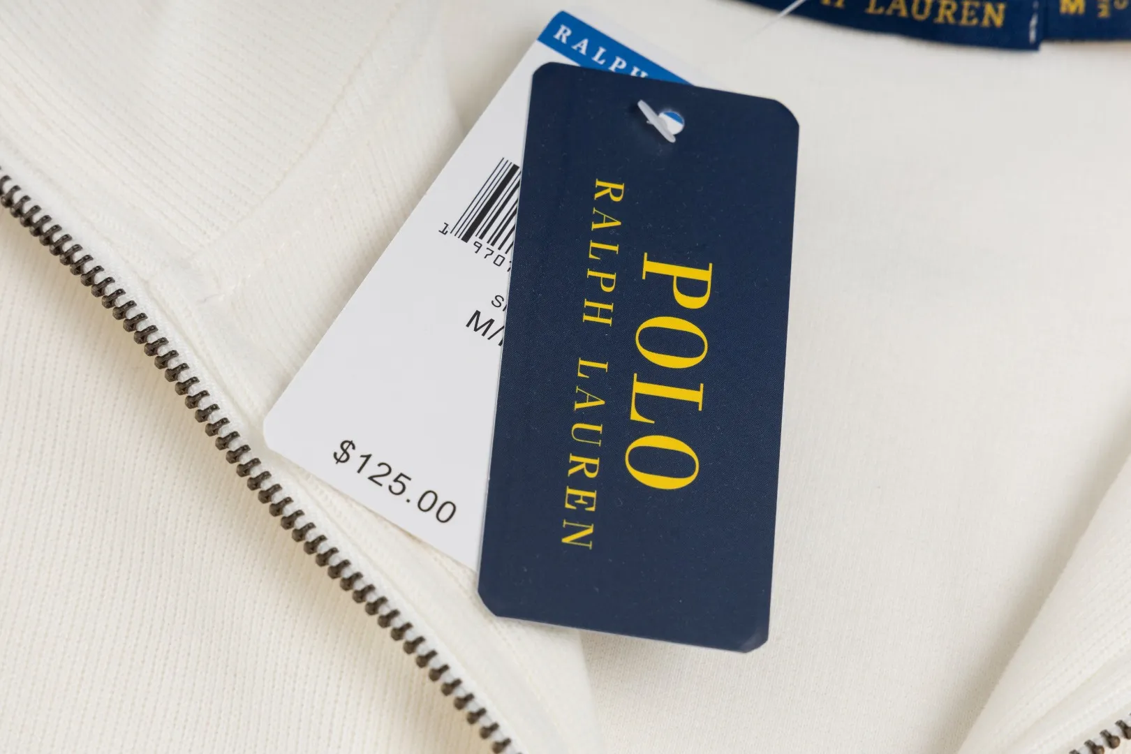 P230 #R97 Ralph lauren twelve-color embroidered pony logo half-zip high-neck long-sleeved knitted sweatshirt. The same style for men and women. The new half-zip sweatshirt for couples to wear in autumn is here! This kind of sweatshirt is really popular this year, even more popular than the hooded sweatshirt. Open the zipper and it can be used as a large lapel, which makes it more fashionable. The color of the classic design of the little war horse on the chest is matched with the embroidery. The simple zipper design echoes the brand logo, so you don’t need to match too much. The sweater version is loose enough! The fabric is custom-woven and dyed 100 cotton. 320g high gram weight 100% cotton knitted cotton with a certain thickness. The fabric is soft and comfortable, and the three-dimensional fabric is full of texture. The stitching is three needles and five threads, which is beautiful and strong. The pattern is also good. Although it is loose, it does not look bulky! - It is not a popular color scheme on the street. The color is pure and highly recommended. The upper body has a particularly high rate of turning heads. Loose style. Big drop shoulder OS style. Same style for men and women. Couple wear. Versatile and practical! Color: Gray, navy, khaki, green label, oatmeal brown label, apricot, black, army green, burgundy, pink, dark gray, light blue, white. Size: S M L XL Length: 70/72/74/76 Bust: 53.5/55.5/57.5/58.5 Shoulder width: 44/45/46/47 Sleeve length: 61/62/63/64
